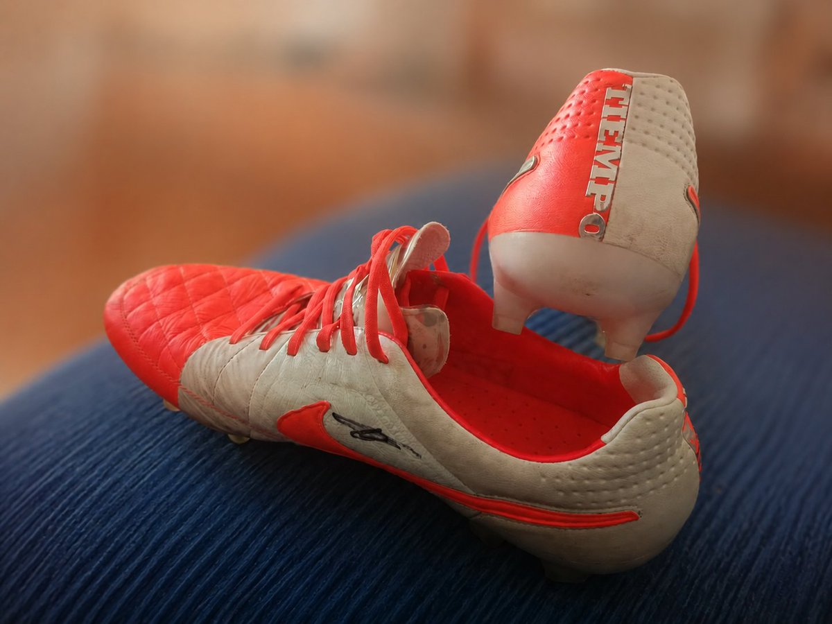 Sebaslacena's tweet photo. Twitter, haz tú magia, me han regalado estas botas firmadas, pero no se sabe de que jugador eran, solo sabemos que fue en un partido en Astana (Kazajistán) de selección española (sub-21?), no tengo mucho más. @MundoMaldini @talento20Espano @AxelTorres @2010MisterChip @ArsenKveFCB https://t.co/7UEmOTeYty