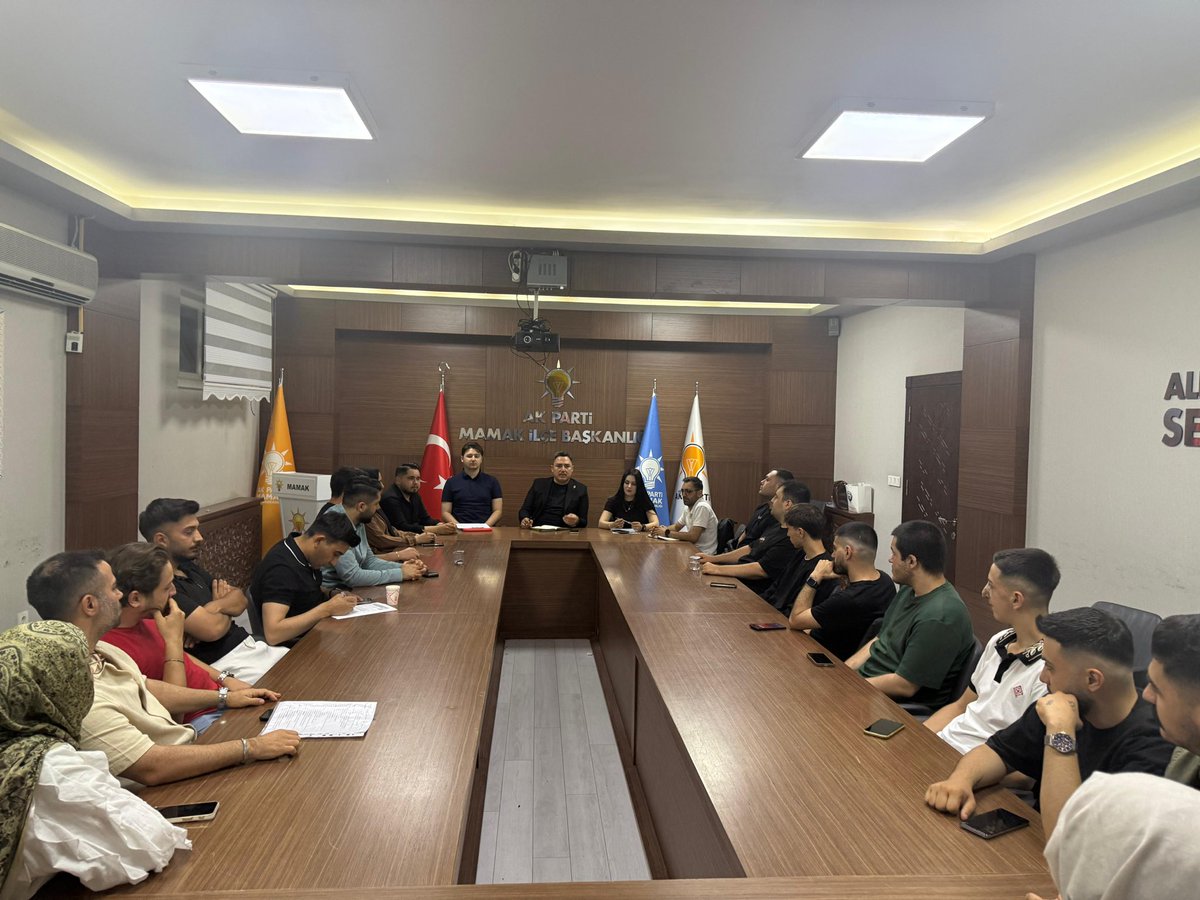 akgenclkmamak's tweet photo. Yönetim Kurulu toplantımızı İlçe Gençlik Kolları Başkanımız @samet_akdogan06 ‘ın öncülüğünde gerçekleştirdik. https://t.co/z15YPjKtGr