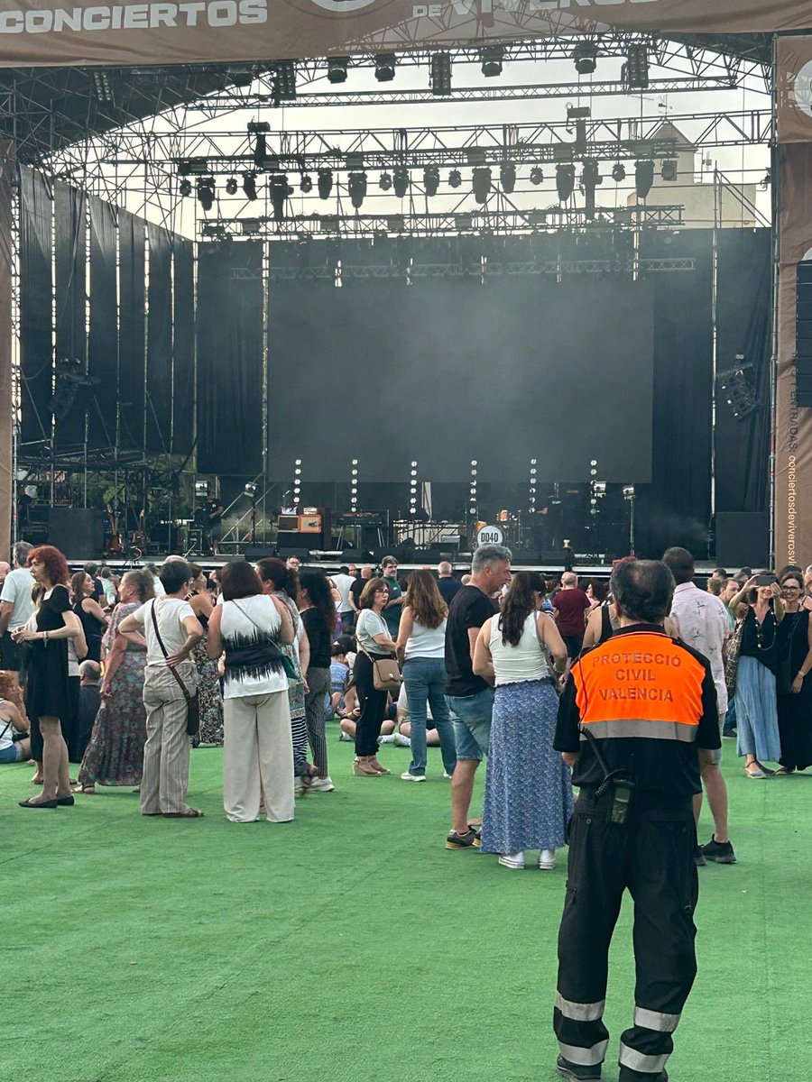 protecivilvlc's tweet photo. Comencen els #ConcertsDeVivers dins de la #FiradeJuliolVLC. Com és habitual estarem #alteucostat per a que disfrutes cada nit. @GranFeriaVLC @AjuntamentVLC https://t.co/dvL829bprZ