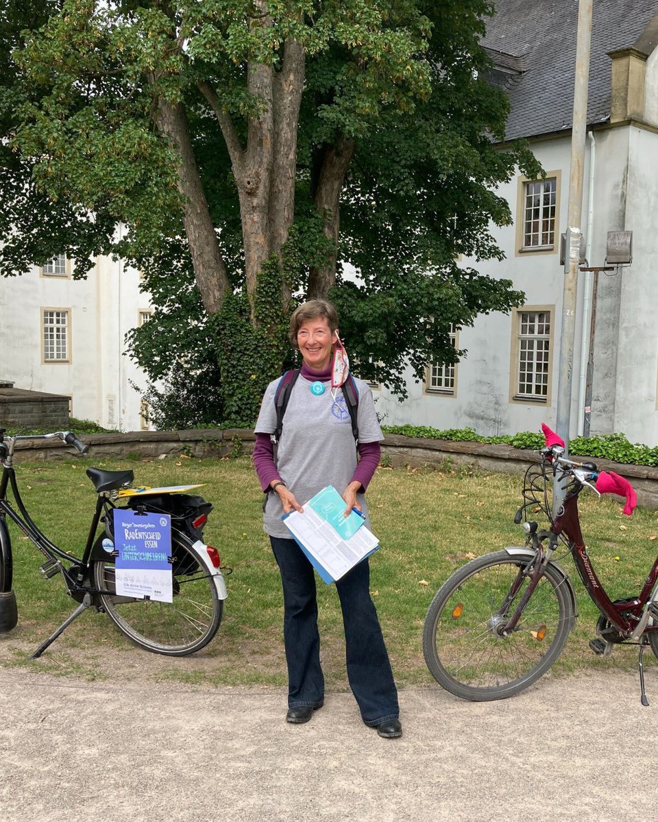 Radentscheid_E's tweet photo. Heute vor 6 Jahren… haben wir genau so fleißig Unterschriften gesammelt wie in diesem Jahr. 2020 ging es um sieben Ziele für bessere Radwege in Essen, dafür wurden 25000 Unterschriften gesammelt. Der Rat der Stadt Essen hat damals beschlossen, unsere Forderungen bis 2030 https://t.co/wNDpssqxvT