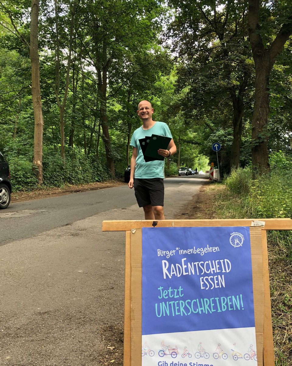 Radentscheid_E's tweet photo. Heute vor 6 Jahren… haben wir genau so fleißig Unterschriften gesammelt wie in diesem Jahr. 2020 ging es um sieben Ziele für bessere Radwege in Essen, dafür wurden 25000 Unterschriften gesammelt. Der Rat der Stadt Essen hat damals beschlossen, unsere Forderungen bis 2030 https://t.co/wNDpssqxvT