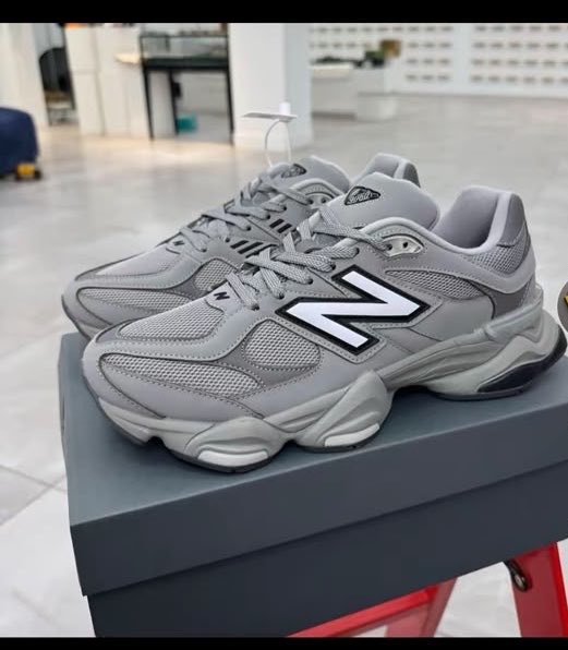 Joyyyyyyyy08081's tweet photo. I sell sneakers, a customer came to my dm today and was like he needed a size 48 of the sneakers below👇👇

Do people really wear that size?I was so so shocked o https://t.co/QoY1izx4ny