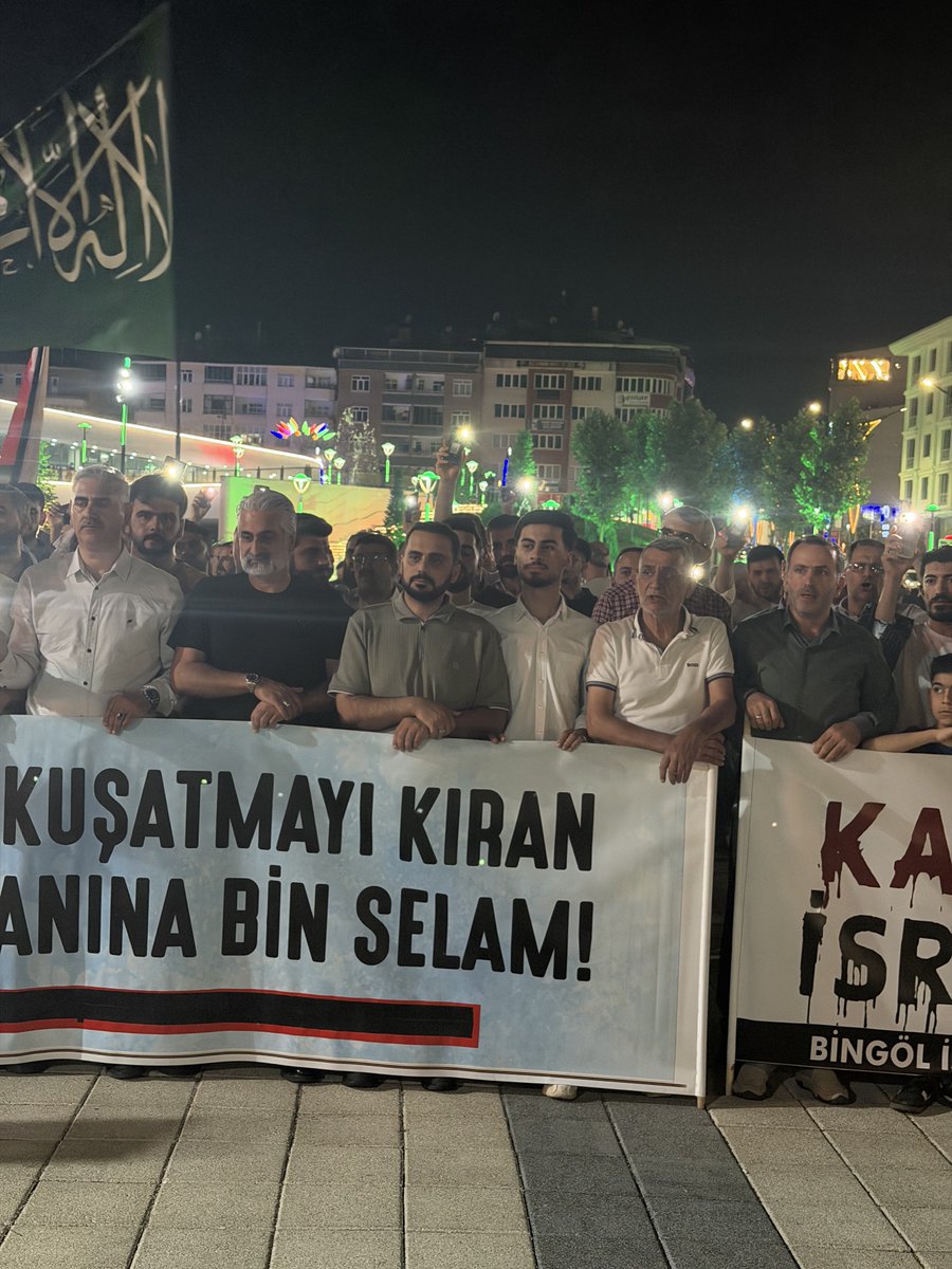EnessAslan_'s tweet photo. Bingöl Gazze Sivil İnisyatifi öncülüğünde, Aksa Tufanı’nın 1000. gününde Gazze’de yaşanan acıları unutmadığımızı, mazlumun yanında olduğumuzu ve Filistin halkıyla dayanışmamızı göstermek için bir araya geldik.

Kadınıyla, erkeğiyle, genciyle, yaşlısıyla aynı vicdanda buluşan tüm Bingöllü hemşehrilerimize gönülden teşekkür ediyorum. Bu anlamlı buluşma, sadece bir yürüyüş değil; insanlığın, kardeşliğin ve adaletin yanında durma iradesinin güçlü bir ifadesiydi.

Attığımız her adım, zulme sessiz kalmayacağımızın ve mazlumun yanında durmaya devam edeceğimizin ilanıydı. Bingöl’den yükselen bu vicdan çağrısı, sınırları aşan kardeşlik bağlarımızın en güzel yansıması oldu.

Rabbim Filistinli kardeşlerimize sabır, metanet ve zafer nasip eylesin. Gazze’ye huzur, Kudüs’e özgürlük ihsan eylesin. Dualarımız da, kalbimiz de her daim Filistinli kardeşlerimizle birliktedir.

Bu anlamlı programa katılan tüm hemşehrilerimize, emeği geçen Bingöl Gazze Sivil İnisiyatifine, destek veren kurum ve kuruluşlara ve gönül dostlarımıza en kalbi şükranlarımı sunuyorum.

Gazze yalnız değildir. Filistin özgürlüğüne kavuşuncaya kadar hakkın, adaletin ve mazlumun yanında olmaya devam edeceğiz.