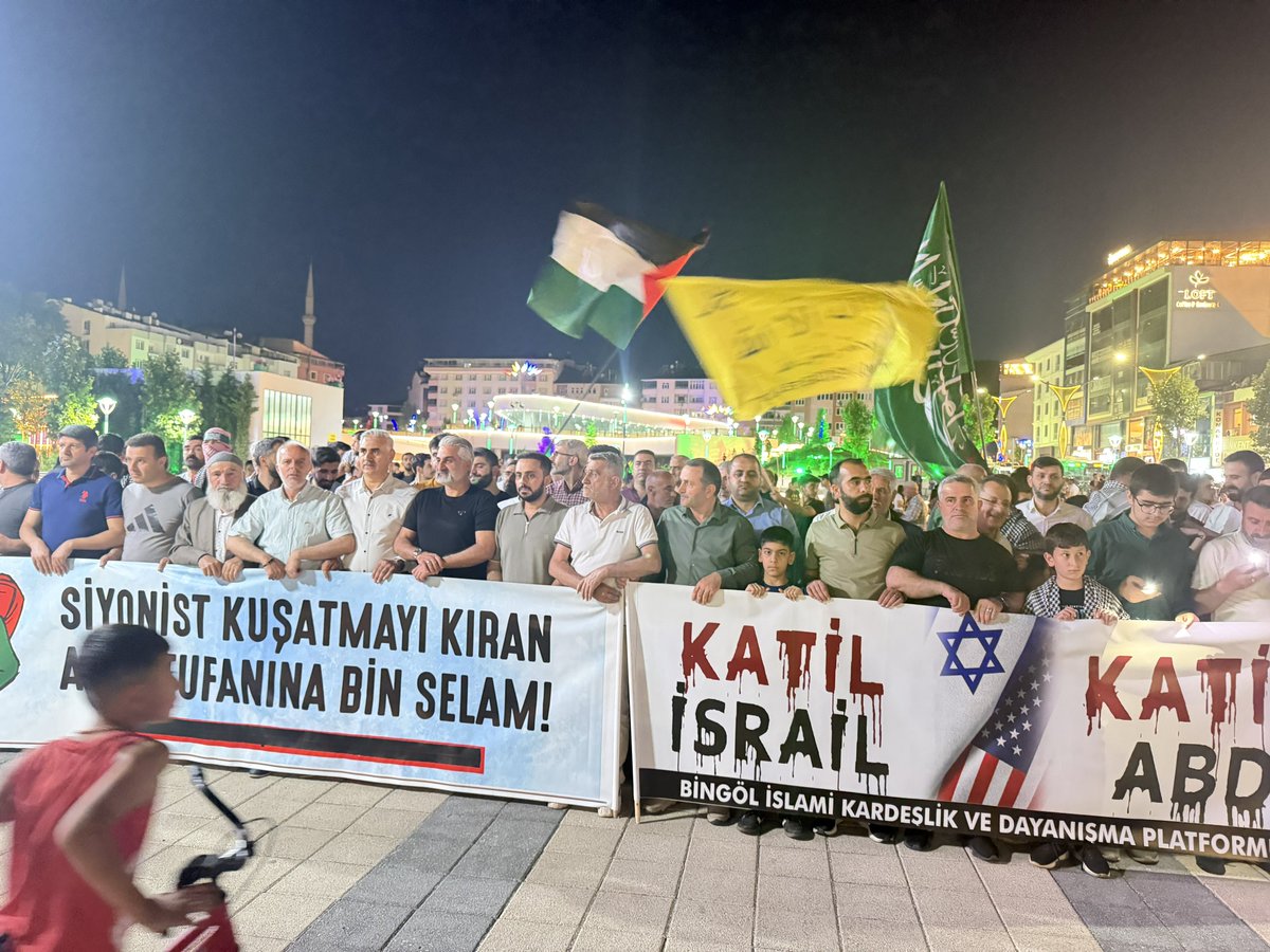 EnessAslan_'s tweet photo. Bingöl Gazze Sivil İnisyatifi öncülüğünde, Aksa Tufanı’nın 1000. gününde Gazze’de yaşanan acıları unutmadığımızı, mazlumun yanında olduğumuzu ve Filistin halkıyla dayanışmamızı göstermek için bir araya geldik.

Kadınıyla, erkeğiyle, genciyle, yaşlısıyla aynı vicdanda buluşan tüm Bingöllü hemşehrilerimize gönülden teşekkür ediyorum. Bu anlamlı buluşma, sadece bir yürüyüş değil; insanlığın, kardeşliğin ve adaletin yanında durma iradesinin güçlü bir ifadesiydi.

Attığımız her adım, zulme sessiz kalmayacağımızın ve mazlumun yanında durmaya devam edeceğimizin ilanıydı. Bingöl’den yükselen bu vicdan çağrısı, sınırları aşan kardeşlik bağlarımızın en güzel yansıması oldu.

Rabbim Filistinli kardeşlerimize sabır, metanet ve zafer nasip eylesin. Gazze’ye huzur, Kudüs’e özgürlük ihsan eylesin. Dualarımız da, kalbimiz de her daim Filistinli kardeşlerimizle birliktedir.

Bu anlamlı programa katılan tüm hemşehrilerimize, emeği geçen Bingöl Gazze Sivil İnisiyatifine, destek veren kurum ve kuruluşlara ve gönül dostlarımıza en kalbi şükranlarımı sunuyorum.

Gazze yalnız değildir. Filistin özgürlüğüne kavuşuncaya kadar hakkın, adaletin ve mazlumun yanında olmaya devam edeceğiz.