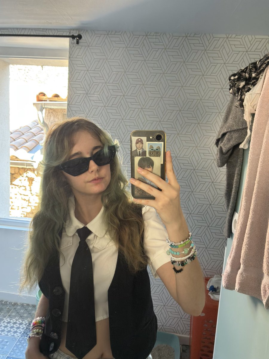 thif_tif's tweet photo. aujourd'hui j'aimais bien mon outfit 👀 https://t.co/XjpbwMAVyf