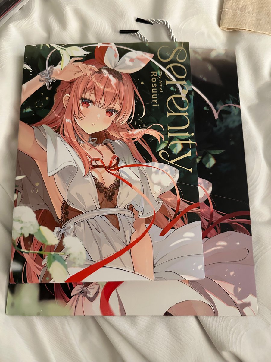 Nazarielle's tweet photo. Got both sets of @rosuuri's merch at Kinokuniya booth today 🥰
The keychain is really nice, love the silhouette on the back. The standee is really big and pretty too 🙏
#GanbaRosu #rosumerch https://t.co/G8CeMB3Rbt