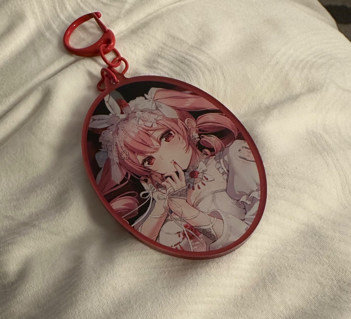 Nazarielle's tweet photo. Got both sets of @rosuuri's merch at Kinokuniya booth today 🥰
The keychain is really nice, love the silhouette on the back. The standee is really big and pretty too 🙏
#GanbaRosu #rosumerch https://t.co/G8CeMB3Rbt
