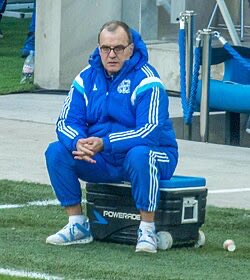 MALUCOSOY's tweet photo. El ciclo Bielsa dejó aspectos muy claros de nuestro fútbol, y la Selección: EL HAMBRE DE GLORIA QUE TIENEN NUESTROS JUGADORES ES POBRÍSIMA; POCO APEGO AL TRABAJO, NOSTALGIA DE TIEMPOS DE “RECREO”; PERIODISMO SERVIL , FALSO Y ENSOBRADO. Una pena desperdiciar a este TÉCNICO. https://t.co/0e67PXKr2C