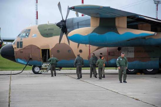 emekavoces's tweet photo. 🇻🇪✈️ #URUGUAY 

Un avión Hércules de la Fuerza Aérea transportará 15 toneladas de ayuda humanitaria destinadas a las zonas afectadas por los recientes terremotos en Venezuela.

La carga está integrada por donaciones del Estado uruguayo y de la sociedad civil, e incluye insumos médicos, material esterilizante e insumos de higiene, leche en polvo y suplementos alimenticios.