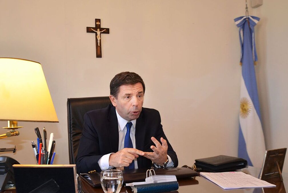 rodotailhade's tweet photo. Honesto laburante que destinas el 40% de tu sueldo a pagar el alquiler: quiero que sepas que hace 14 años le estás bancando el alquiler de su caserón en Comodoro Rivadavia a un juez federal que gana 25 millones de pesos por mes. Sí, cobra 25 palos por mes, y encima le pagamos un alquiler de dos palos. Hice la cuenta y en 14 años es un cuarto de millón de dólares que el juez Javier María Leal de Ibarra, si tiene algo de dignidad, debería devolver mañana mismo a todos los contribuyentes.
¿Te suena el nombre? Es el mismo que se anotó en el régimen simplificado de Ganancias (la famosa ley de inocencia fiscal) pese a que, como todo juez, en su puta vida pagó Ganancias. Imaginate el barrani.
Me voy a encargar personalmente de que el Consejo de la Magistratura deje de pagar con la guita de todos los argentinos el alquiler de este pillo, que además intenta apretarme con presentaciones judiciales.
PD: Sería conveniente, a efectos de despegar dudas acerca de eventuales conflictos de interés, y evitar otras presentaciones en el Consejo, que Leal de Ibarra aclare qué fundación o empresa paga con una beca, desde 2022, la educación universitaria de su hija en EEUU.