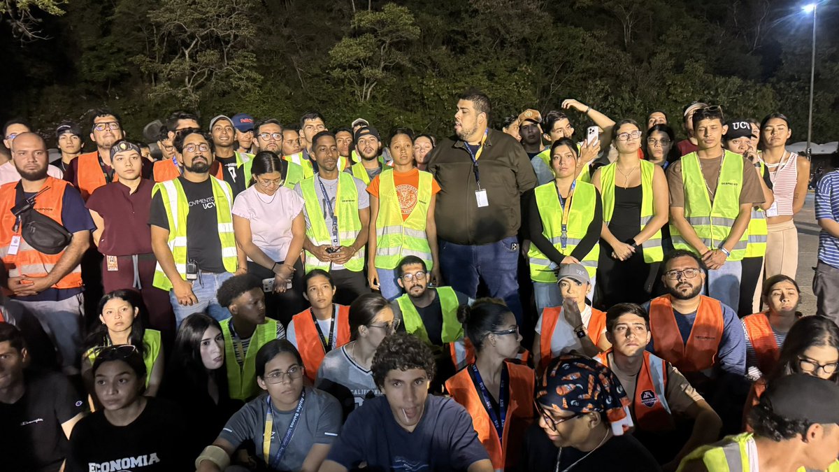 VivaLaUCV's tweet photo. #Aclaratoria | Nuestra UCV no está habilitada como refugio. 

Las instalaciones de la Universidad Central de Venezuela solo están habilitadas como un centro de acopio donde seguimos recibiendo donaciones de alimentos no perecederos, aguas, herramientas y medicamentos. https://t.co/ni8WBxwwnC