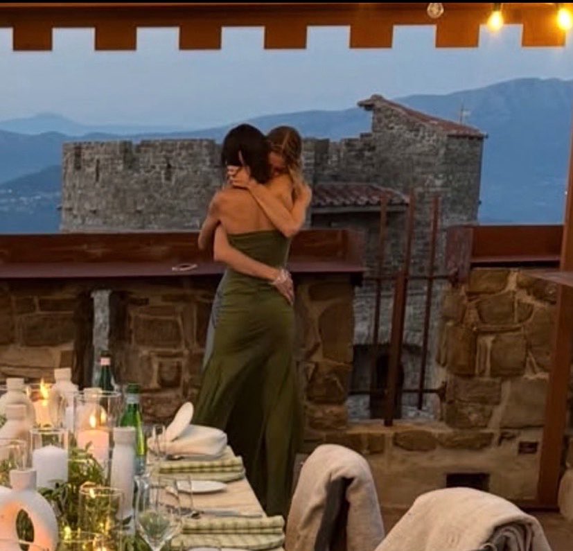 LEVATEPROPRIOok's tweet photo. So che non te l'aspettavi da una così
Ancora stringimi
Bruciasse il mondo adesso, ancora stringimi
Se sbatto nei tuoi occhi come spigoli
Tu salvami
🖤 https://t.co/z8BgLUemdC