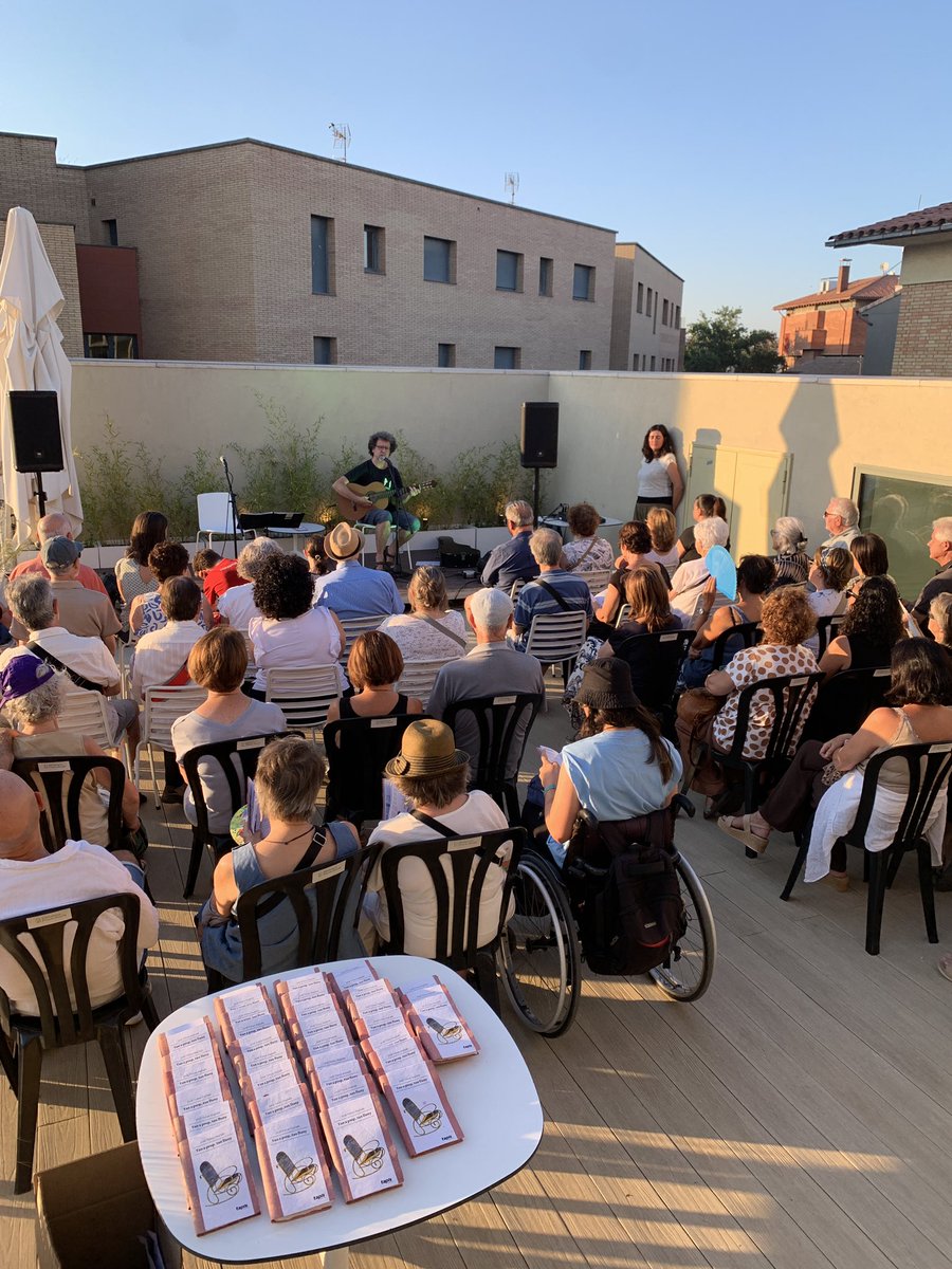 BibliotecaVicPB's tweet photo. Avui a #CAPALTARD a la terrassa de la biblio, Jordi Tolosa ens ha presentat el seu llibre-disc “Tan a prop, tan lluny”, enregistrat al LabAusa i editat per Tapís. Acompanyat avui per la Miona.
@vic_cultura @bibliotequesXBM #QuèFemALesBiblios https://t.co/5gWe7up6X2