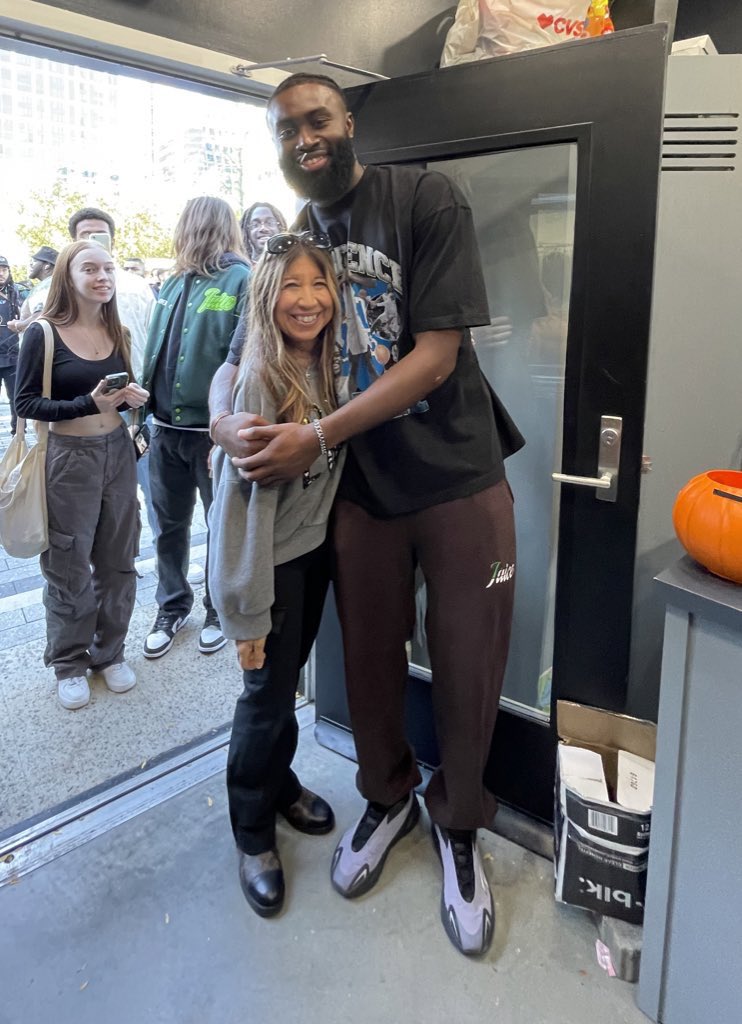 joanneborzakian's tweet photo. Dear @FCHWPO You are &amp; will forever be a Boston legend on &amp; off the court. Your commitment to community &amp; loyal fans is unparalleled. Every game we had our pregame ritual. I’d say Let’s go Jaylen! You’d look at me smile wink &amp; nod. This hurts. We’ll miss you. You’re irreplaceable https://t.co/6GayoAJN1I