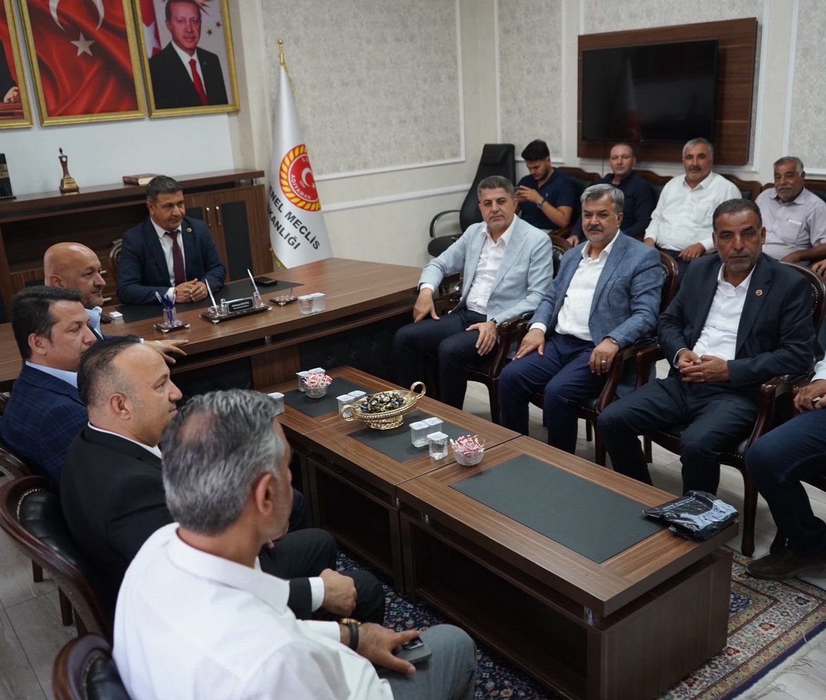 avekremcadir's tweet photo. 📍İl Genel Meclis Başkanlığı

Milletvekillerimiz Sayın Resul Kurt, Sayın İshak Şan. Merkez ilçe Başkanımız Sayın Mehmet Fatih Olgun, Gençlik kolları başkanımız Hasan Ünsal, il Başkan yardımcılarımız Fatih Mehmet Çelik, Burak Kızılbay, Yönetim Kurulu Üyemiz Boran Dinç, İl Genel Meclis Üyemiz Turan Yıldırım ve Teşkilat mensuplarımızla il Genel Meclis Başkanımız Sayın Mehmet Kılınç’ı makamında ziyaret ettik.
ilimiz kırsalında yürütülen çalışmaların son durumu ve projeler ile ilgili kendilerinden bilgi aldık. Çalışmalarında kolaylıklar diliyorum. 

@RTErdogan @abuyukgumus @hakanaksu058 @farukaytek @resulkurt34 @dr_ishaksan @mehmet_klnc02 @Akparti