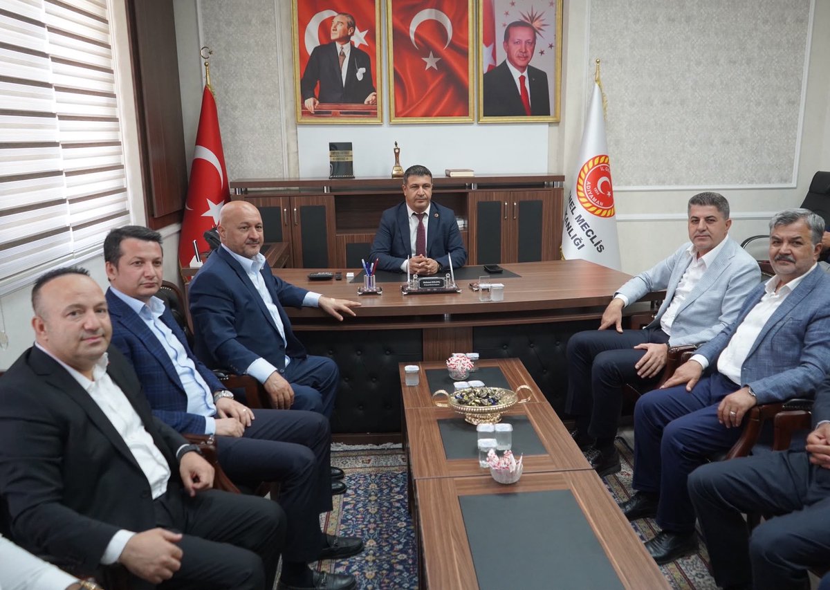 avekremcadir's tweet photo. 📍İl Genel Meclis Başkanlığı

Milletvekillerimiz Sayın Resul Kurt, Sayın İshak Şan. Merkez ilçe Başkanımız Sayın Mehmet Fatih Olgun, Gençlik kolları başkanımız Hasan Ünsal, il Başkan yardımcılarımız Fatih Mehmet Çelik, Burak Kızılbay, Yönetim Kurulu Üyemiz Boran Dinç, İl Genel Meclis Üyemiz Turan Yıldırım ve Teşkilat mensuplarımızla il Genel Meclis Başkanımız Sayın Mehmet Kılınç’ı makamında ziyaret ettik.
ilimiz kırsalında yürütülen çalışmaların son durumu ve projeler ile ilgili kendilerinden bilgi aldık. Çalışmalarında kolaylıklar diliyorum. 

@RTErdogan @abuyukgumus @hakanaksu058 @farukaytek @resulkurt34 @dr_ishaksan @mehmet_klnc02 @Akparti