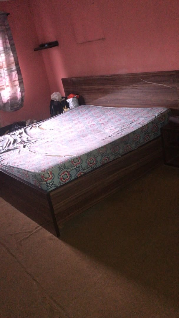 royalties_pc's tweet photo. 6 by 7 wooden bedframe + mattress+ 2 wooden bedside in perfect condition 

Price: ₦160,000

Location: Medina estate, Gbagada Lagos https://t.co/uHscp472dz