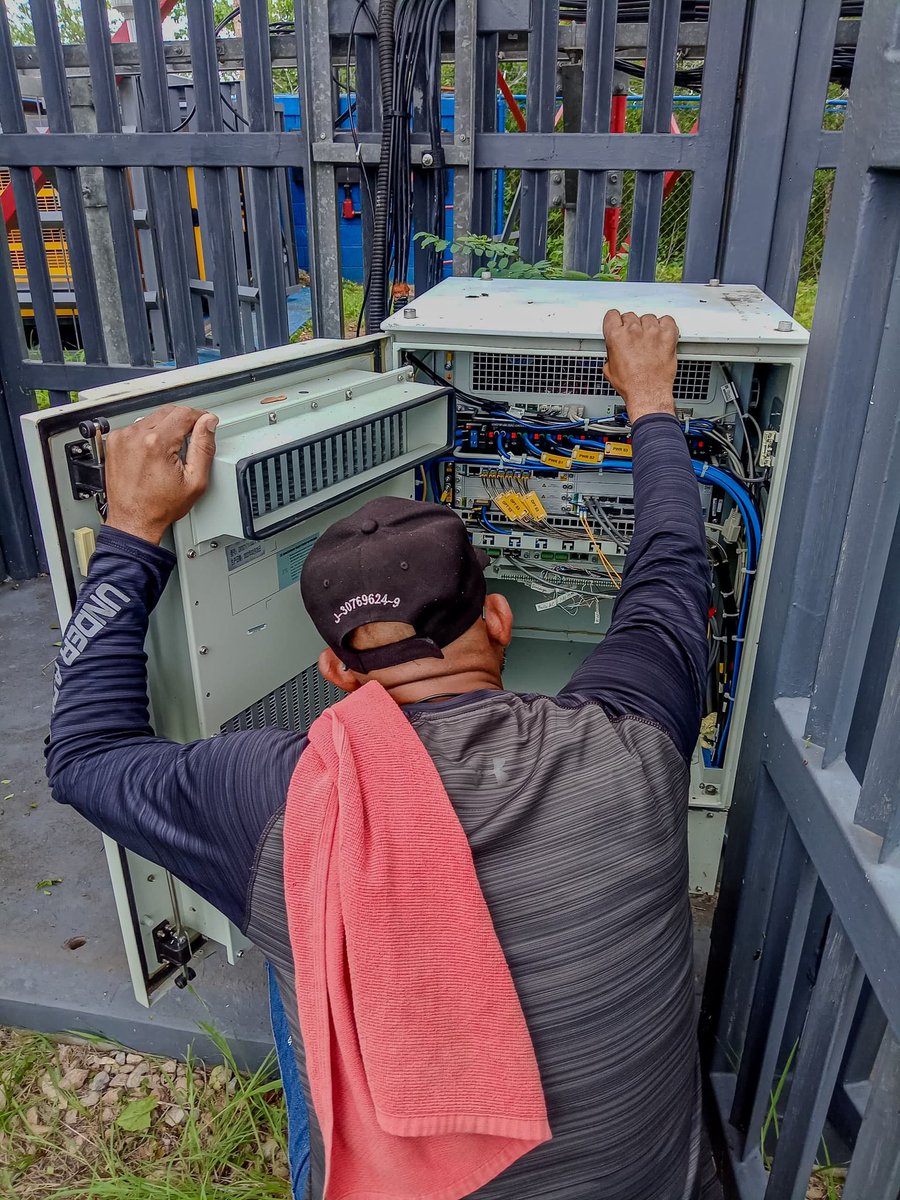 gobguaribe's tweet photo. Tras sufrir una falla en la torre debido a la avería de una tarjeta controladora en el motogenerador DCE, se realizaron los trabajos necesarios para restablecer el servicio de telefonía Movistar en el municipio de la manera más eficiente, rápida y segura posible. https://t.co/RzFNbCR0D8