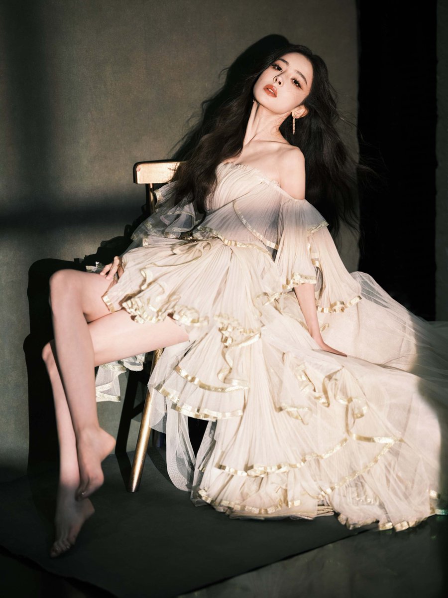 bai_lu_twh's tweet photo. #Gulinazha #Nazha #古力娜扎🇨🇳❤️❤️❤️
Nazha in Rami Al Ali 2023 Spring/Summer Couture for her second look at the Madame Figaro Born to Shine Fashion Gala
#MadameFigaro
#RamiAlAli
gorgeous💘💘💘
miles-long legs😍😍😍 https://t.co/ykJl7IzskV