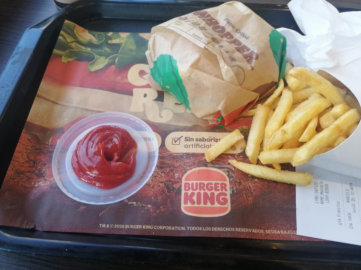 litro7's tweet photo. esta vez fue el @BurgerKing de suecia e irarrazaval, ya van 4 locales donde hay q mendigar ketchup y te lo entregan así, ni comparado con hace unos meses, además las hamburguesas vienen heladas y dicen q es x el tomate
@SERNAC @meganoticiascl @chilevision @biobio @TVN @T13 https://t.co/wyzA4kyTpz