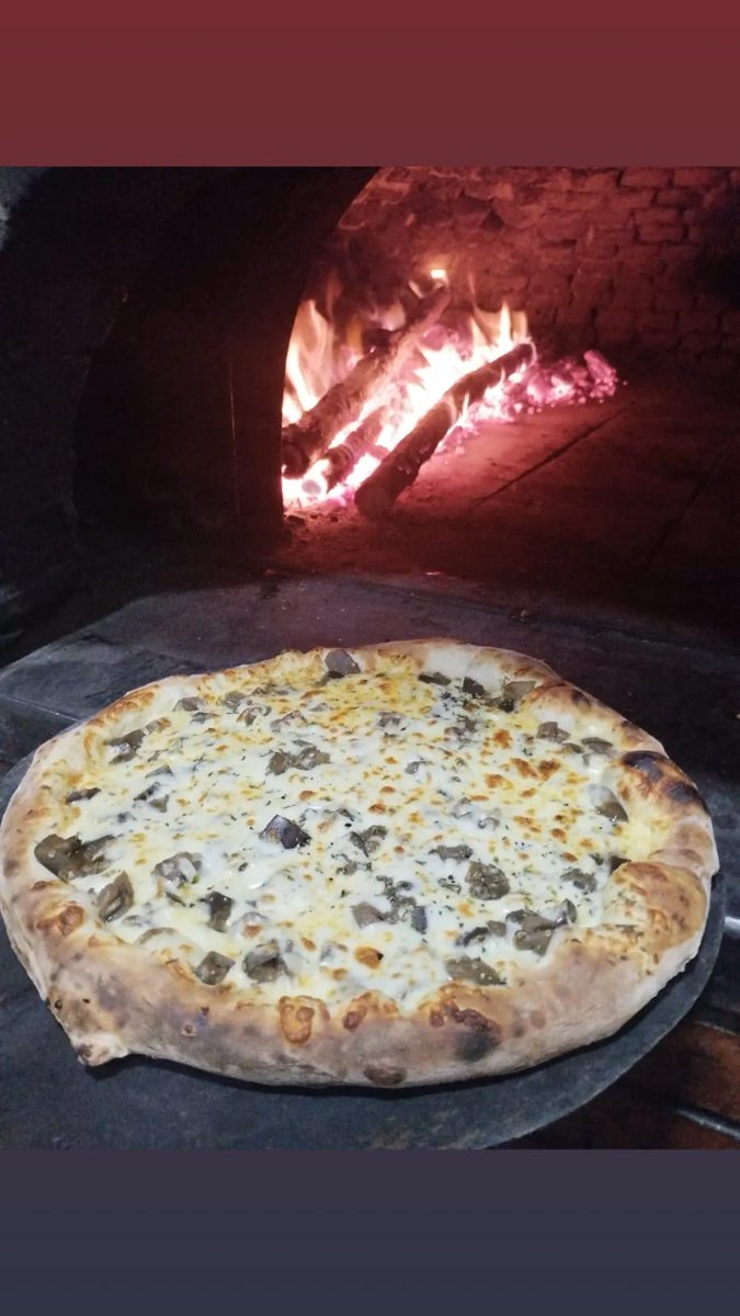 SanGenaro's tweet photo. Friozinho feroz? Aqueça seu coração com nossas delícias. É só chamar: 4790-6006 ou Whats 11-99841-9081. 😋😍😊Forno à lenha. Mais de 100 tipos de pizzas, c/ ou s/ borda de catupiry, cheddar ou chocolate, lanches c/ hambúrguer artesanal e beirutes formidáveis, c/ maionese caseira. https://t.co/VxZimASXtu
