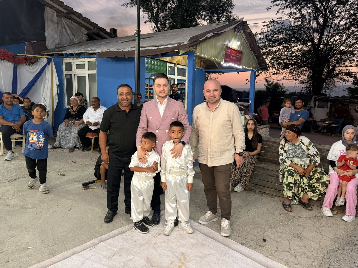 ak_sapanca's tweet photo. Hemşehrimiz Emre Çubuk’un evlatları Ersin Berk ve Akif Murat’ın sünnet cemiyetlerine katılarak Çubuk ailesinin mutluluğuna ortak olduk.

Bu güzel ve anlamlı günde bizleri misafir eden kıymetli ailemize teşekkür ediyor; Ersin Berk ve Akif Murat evlatlarımıza sağlık, huzur ve başarılarla dolu hayırlı bir ömür diliyoruz.

Rabb’im damatlıklarını da görmeyi nasip eylesin.