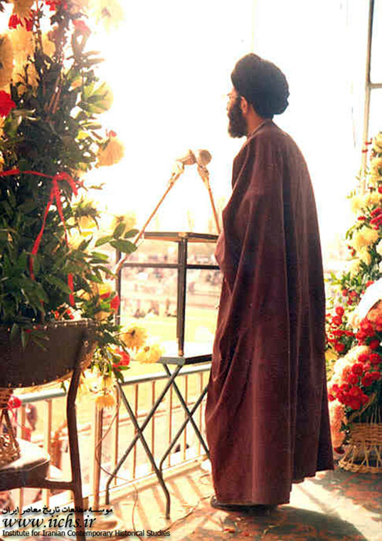 tr_khamenei_ir's tweet photo. İslam Devrimi'nin zaferinden iki ay önce Meşhed halkını harekete geçirdi.14 Aralık 1978'de, Pehlevi rejiminin İmam Rıza Hastanesi'ne saldırmasının ardından halkı topladı ve onlara hitap etti. Bu hareket, Muharrem yürüyüşlerine eklenerek İslam Devrimi'nin zaferine ivme kazandırdı. https://t.co/OYoQNHAe9X