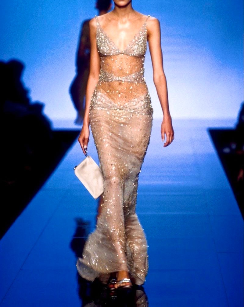 pYSLrada's tweet photo. Valentino Spring Summer 2001 https://t.co/C8cYjV6QJm