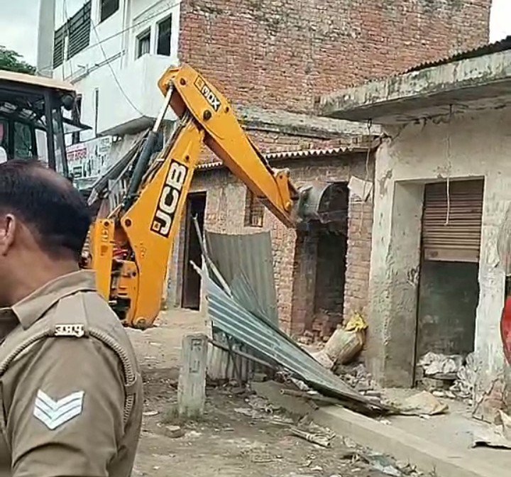 ZakirAzmi17's tweet photo. "Azamgarh: Phoolpur-Khurason road par sadak chauḍikaran aur atikraman hatao abhiyan ke dauran tod-fod ki karyawai jaari hai.
​#Azamgarh #NewsUpdate #LocalNews" https://t.co/CUkDaWZeJv
