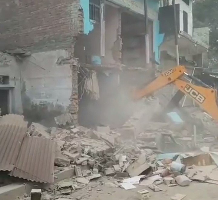 ZakirAzmi17's tweet photo. "Azamgarh: Phoolpur-Khurason road par sadak chauḍikaran aur atikraman hatao abhiyan ke dauran tod-fod ki karyawai jaari hai.
​#Azamgarh #NewsUpdate #LocalNews" https://t.co/CUkDaWZeJv