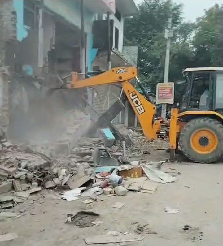 ZakirAzmi17's tweet photo. "Azamgarh: Phoolpur-Khurason road par sadak chauḍikaran aur atikraman hatao abhiyan ke dauran tod-fod ki karyawai jaari hai.
​#Azamgarh #NewsUpdate #LocalNews" https://t.co/CUkDaWZeJv