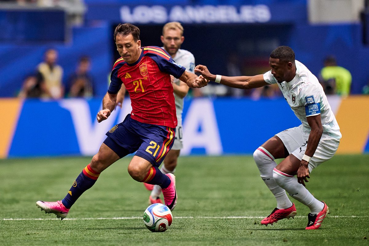 FranCamposv90's tweet photo. Me ha gustado España.

Hoy sí. No estamos al 100% aún, pero si a una muy buena versión y creciendo con el partido.

Dani Olmo, imprescindible. Goleador Oyarzabal, progresando Lamine y en general bien el equipo.

Lo que más me preocupa es la escasísima aportación de Pedri.
Se supone que es uno de los mejores centrocampista del mundo. Debe ser mucho más trascendente en el juego. Por momentos no sé si está en el campo.