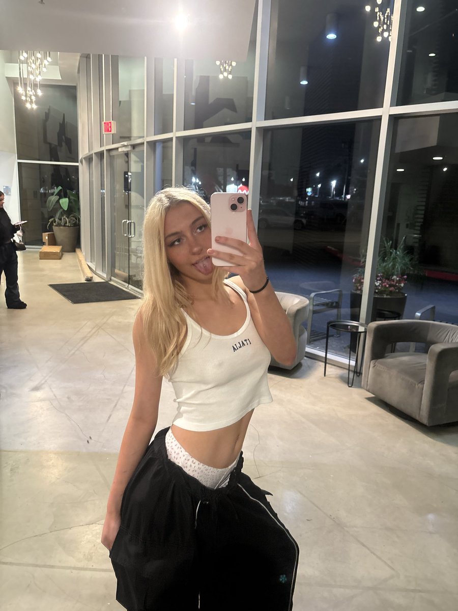 ChloeRos3ee's tweet photo. City girl💅 #sexinthecity #teen #new2006 #babygirl #nineteen #virgin #whowantstopopmycherry https://t.co/kcTnIPXB7S