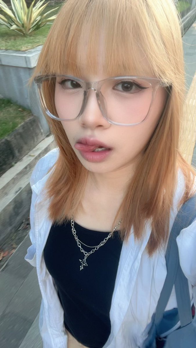 DearlyElly28's tweet photo. 🤓 https://t.co/AexglLa1mV