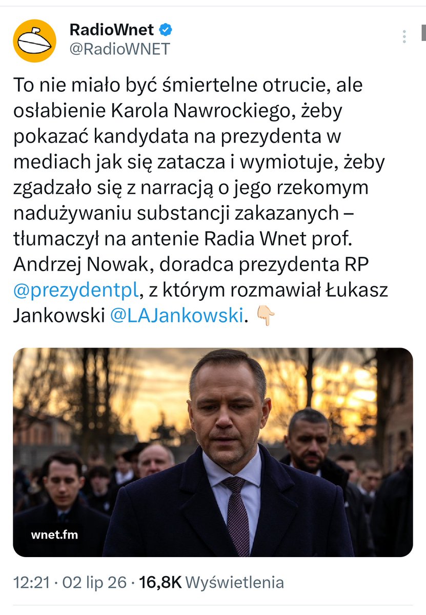LeskiPiotr's tweet photo. Prof. Andrzej Nowak, wybitny historyk, pracownik Uniwersytetu Jagiellońskiego i Instytutu Historii PAN w promocji książki „Skąd się wziął Karol Nawrocki” publicznie stwierdził, że podczas kampanii prezydenckiej próbowano otruć Karola Nawrockiego, a jego przeciwnicy przygotowywali szantaż z rzekomą kochanką i nieślubnym dzieckiem, które miało zostać ujawnione w debacie z Rafałem Trzaskowskim.
Tak poważne oskarżenia o próbę zabójstwa i brutalne metody walki politycznej padają z ust profesora cieszącego się ogromnym autorytetem naukowym.
Formułowanie tego typu ciężkich tez bez przedstawienia jakichkolwiek dowodów jest mylnym sygnałem dla studentów i młodych naukowców, że w przestrzeni publicznej można rzucać najpoważniejsze oskarżenia bez odpowiedzialności i weryfikacji. Gdyby profesor A. Nowak nie był w stanie przedstawić wiarygodnych dowodów, byłoby to sprzeniewierzenie się etosowi naukowca, którego obowiązkiem jest rygorystyczne trzymanie się faktów i źródeł.
Pisząc w trosce o standardy etyczne w nauce i autorytet środowiska akademickiego, chciałbym zapytać, czy nstytucje akademickie (UJ, PAN) zajmą stanowisko w tej sprawie? A Pan Profesor powinien niezwłocznie ujawnić opinii publicznej i organom ścigania dowody w tej sprawie.