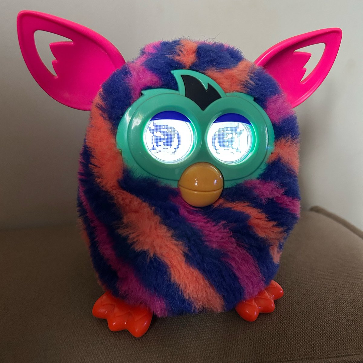 abelhadejeans's tweet photo. liguei meu furby boom depois de 10 anos https://t.co/QBTkWkSFYd