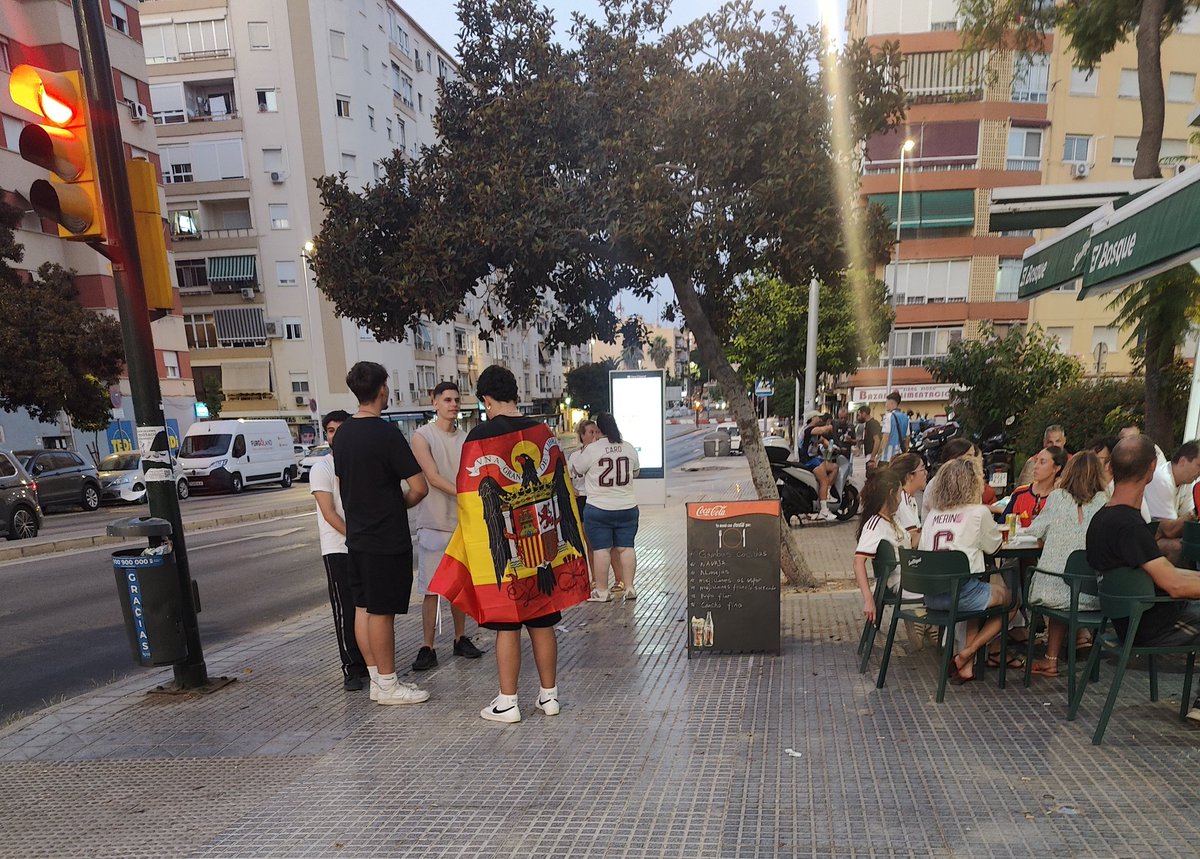 Ilicitans's tweet photo. Aquí animando a Españita 🥳🇪🇸 https://t.co/OU82ZwNBIm