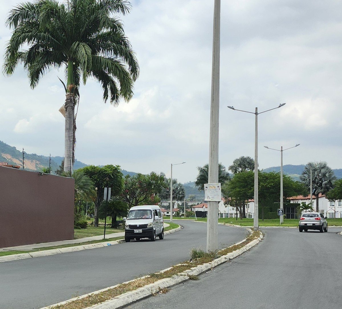 TestigoVial's tweet photo. Sres @ATM_Transito por favor su gestión con este señor que hace servicio de taxi en entrada a Terranostra se parquea donde sea ,bloquea las salidasparquea en un lugar donde no estan autorizados este tipo de servicios @ANT_ECUADOR @PoliciaEcuador @segura_ep agradecemos el retiro. https://t.co/LZvInodXPT