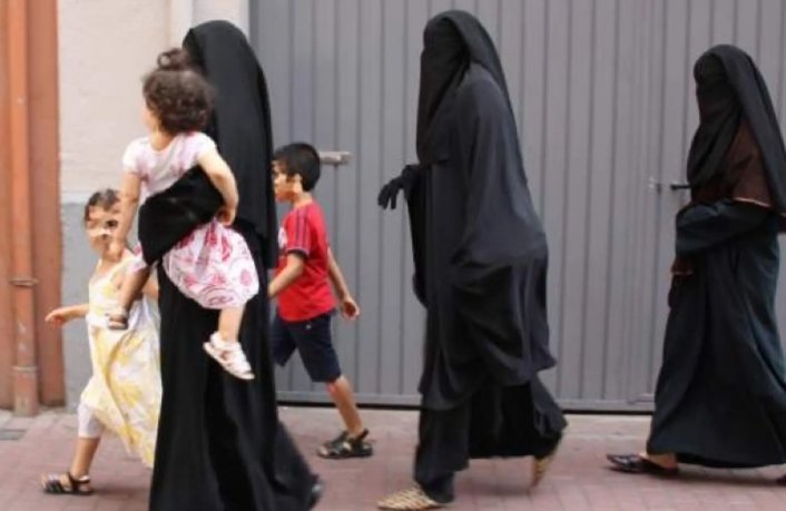 Alexglz_1's tweet photo. Racismo es que los españoles que no llegamos a fin de mes tengamos que mantener a estas vagas con burka y su prole, que no hacen nada si no comer pipas en el parque e ir al cajero a mirar si ya está ingresada la paga... https://t.co/fD0RAVN4Hq