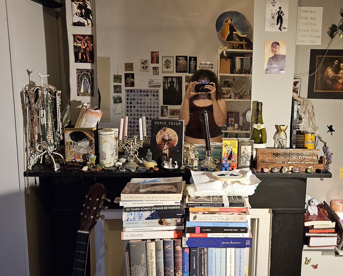 risingssunset's tweet photo. bedroom of a 24 year old woman 🌞🧵 https://t.co/k2sBAoUTdB