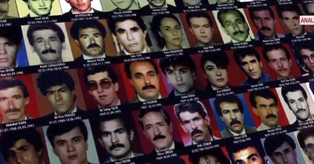 HurriyetTim_'s tweet photo. 10. Adları bizde, yasları onlarda kaldı

O öğretmenlerin bazıları 22 yaşındaydı.
Hayatının baharında.
Kimisinin ailesi öğretmen olmasına karşı çıkmıştı ama o “çocuklara dokunacağım” diyerek gitmişti.

Geriye annesinin tuttuğu mendil kaldı.
Kimi evin tek çocuğuydu, ardında yaşlı anne babasını bıraktı.
Kiminin mezarı köy okulunun karşısında.
Her gün oradan çocuk sesleri yükseliyor…
O sesi o öğretmen artık duyamıyor.