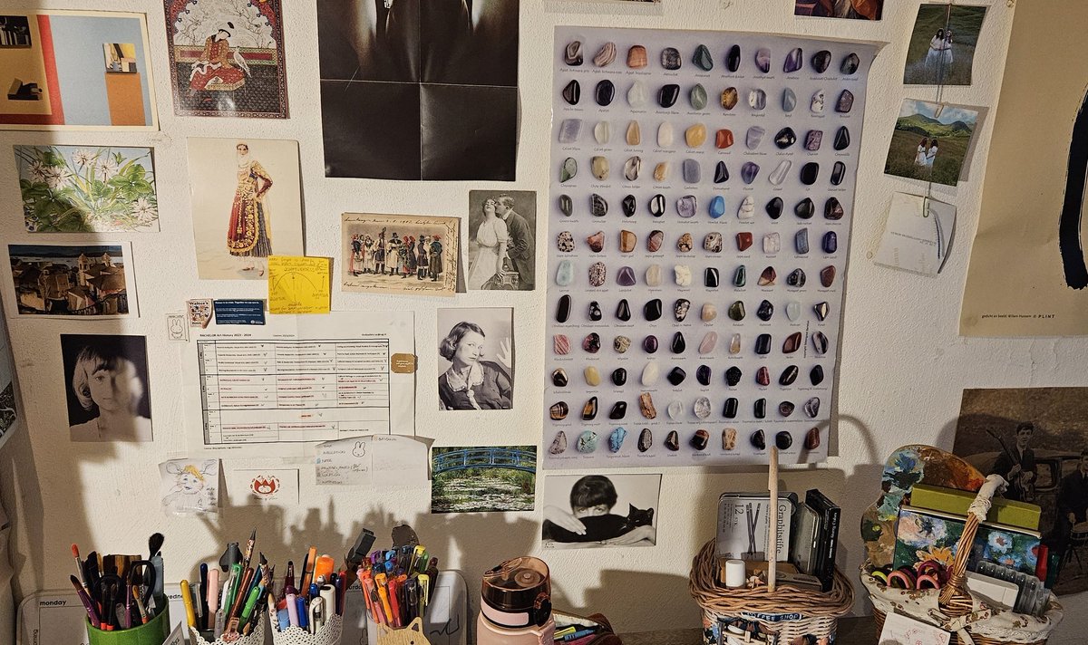risingssunset's tweet photo. bedroom of a 24 year old woman 🌞🧵 https://t.co/k2sBAoUTdB