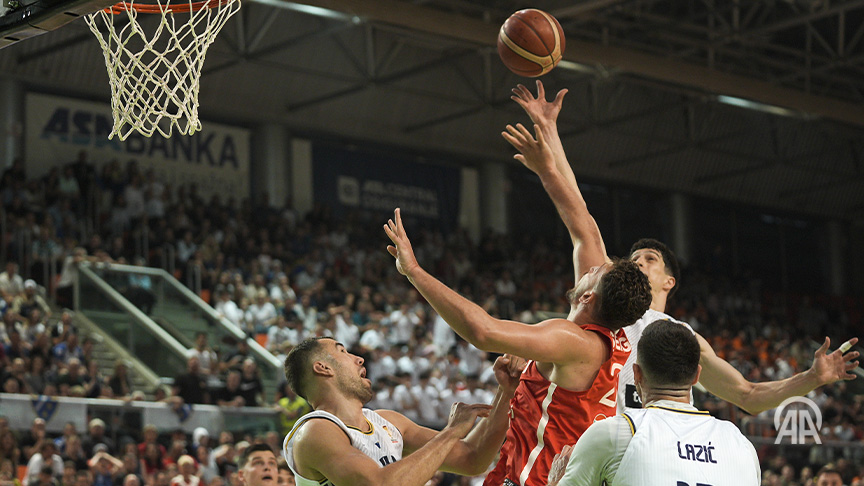 anadoluagency's tweet photo. 🏀 Türkiye beats Bosnia and Herzegovina 82-75 in World Cup qualifiers

🇹🇷 Turkish national basketball team continues with clean sheet in five games in Group C of FIBA Basketball World Cup 2027 European Qualifiers, already securing second-round qualification

📊 Türkiye remains top of group, will play Switzerland on Monday in last game before second round starts