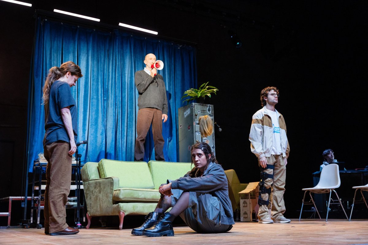 CulturaUNAM's tweet photo. 🎭¡Última función de "El peso de las hormigas"! 
Humor ácido, imaginación desbordada y reflexión son los ingredientes siempre presentes en el #teatro de la Compañía Los @Endebles. 
🌱Del dramaturgo canadiense David Paquet, bajo la dirección de Angélica Rogel y con traducción de Boris Schoemann, la obra aborda la ecoviolencia, el sistema educativo y la incertidumbre de las juventudes frente a un mundo en crisis.
📌¡Te esperamos en el Teatro Juan Ruiz de Alarcón, #CCU! 
👉 https://t.co/X78MzHLbpf
@teatrounam