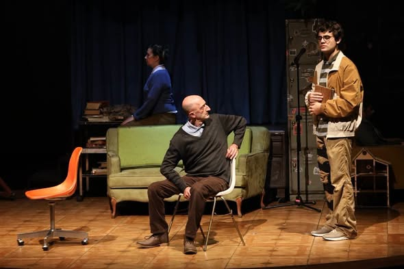 CulturaUNAM's tweet photo. 🎭¡Última función de "El peso de las hormigas"! 
Humor ácido, imaginación desbordada y reflexión son los ingredientes siempre presentes en el #teatro de la Compañía Los @Endebles. 
🌱Del dramaturgo canadiense David Paquet, bajo la dirección de Angélica Rogel y con traducción de Boris Schoemann, la obra aborda la ecoviolencia, el sistema educativo y la incertidumbre de las juventudes frente a un mundo en crisis.
📌¡Te esperamos en el Teatro Juan Ruiz de Alarcón, #CCU! 
👉 https://t.co/X78MzHLbpf
@teatrounam