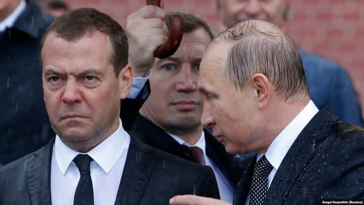 Beefeater_Fella's tweet photo. 🤡Medvedev the drunk claimed 🇫🇮Finland has lifted its ban on hosting nuclear weapons. 

What does that change for the Finns? Just one minor thing: their country is now on Russia's nuclear target list. Rejoice, Finland the drunk @MedvedevRussia mumbled,you’ve reached peak security!

The rabble rouser went back to his bottle of vodka thereafter..