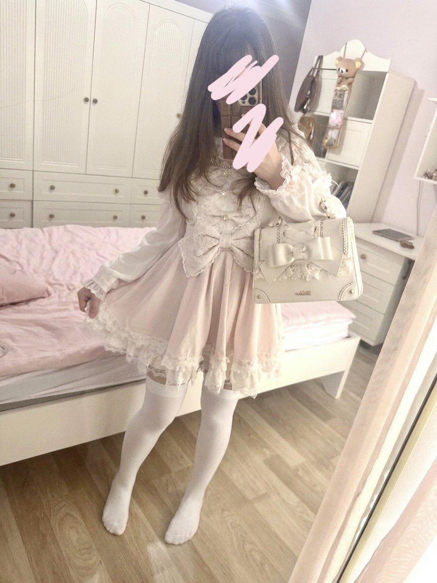 bsecuit's tweet photo. the heat doesn’t stop me from being a princess ꒰՞> · <𓈒՞꒱ https://t.co/IL2zbZWUEn