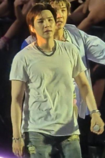 vicminb93's tweet photo. Buff Yoongi in a plain white tee will be the end of me OMFG 🤤🤤🤤 https://t.co/v2I8vgVfyP