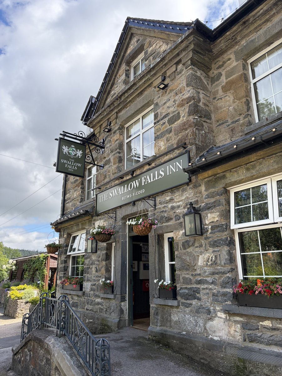 LondonPubMap's tweet photo. A top pint of Staropramen at this lovely pub opposite Swallow Falls in Betws-y-Coed. #pub #wales https://t.co/dIfCOvfqkk