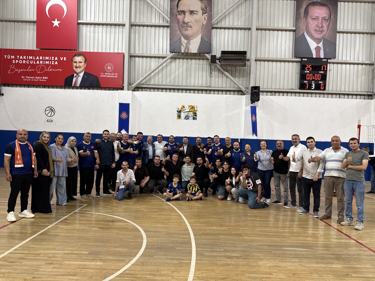AKBahcelievler's tweet photo. 🏆 FİNALİST TAKIM 🏆 

​İl Başkanlığımızın düzenlediği ilçeler arası voleybol turnuvasında, sahadaki azmimiz ve bitmeyen enerjimizle adımızı FİNALE yazdırmayı başardık! Turnuvanın ilk gününden beri her maçta terinin son damlasına kadar mücadele eden takımımızı yürekten tebrik ediyoruz.

​Bu gurur dolu yolculukta bizleri hiçbir zaman yalnız bırakmayan, destekleriyle gücümüze güç katan İlçe Başkanımız Sn. Mimar Emrah Parlak’a, fedakar teşkilat mensuplarımıza ve tribünlerde sesimiz olan tüm Bahçelievlerli komşularımıza sonsuz teşekkür ederiz.

​Şimdi önümüzde, bu güzel mücadeleyi kupayla taçlandıracağımız tek bir adım kaldı! 🥇